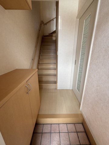 玄関　※写真はA-3号室です ※相違する場合は現況を優先いたします