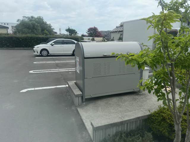 建物外観　敷地内に設置されたごみ箱