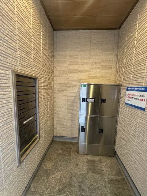 建物外観　エントランス口へ設置され宅配ＢＯＸ