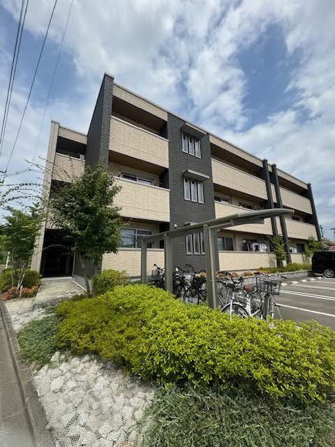 建物外観　黒とベージュ色が彩る重厚感のある外観