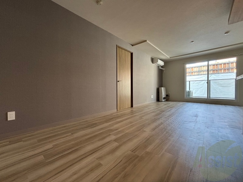 居室・リビング　木目のフローリングは落ち着きのある印象のお部屋になりますね！