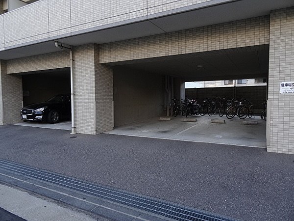 駐車場　敷地内駐車場、満車の場合は近隣駐車場をご紹介します