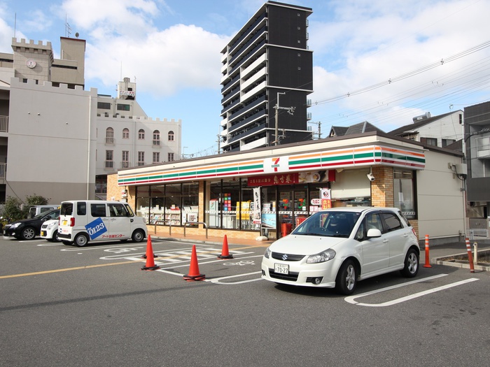 コンビニ　セブンイレブン（コンビニ）まで300m