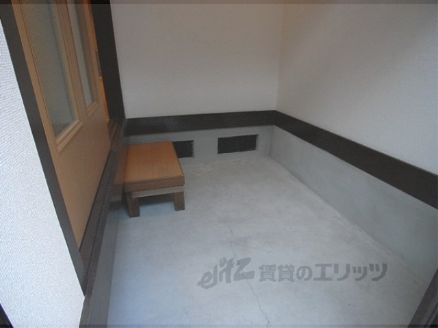 地下鉄東西線 二条駅 徒歩10分 2階建 築47年の玄関写真