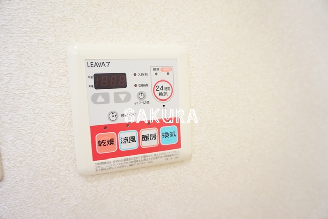 その他設備　雨の日でも安心の浴室乾燥機付きです♪