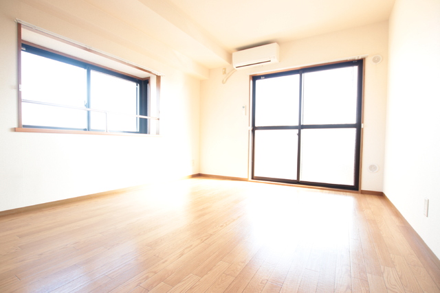 居室・リビング　角部屋につき２面採光で明るいリビング♪