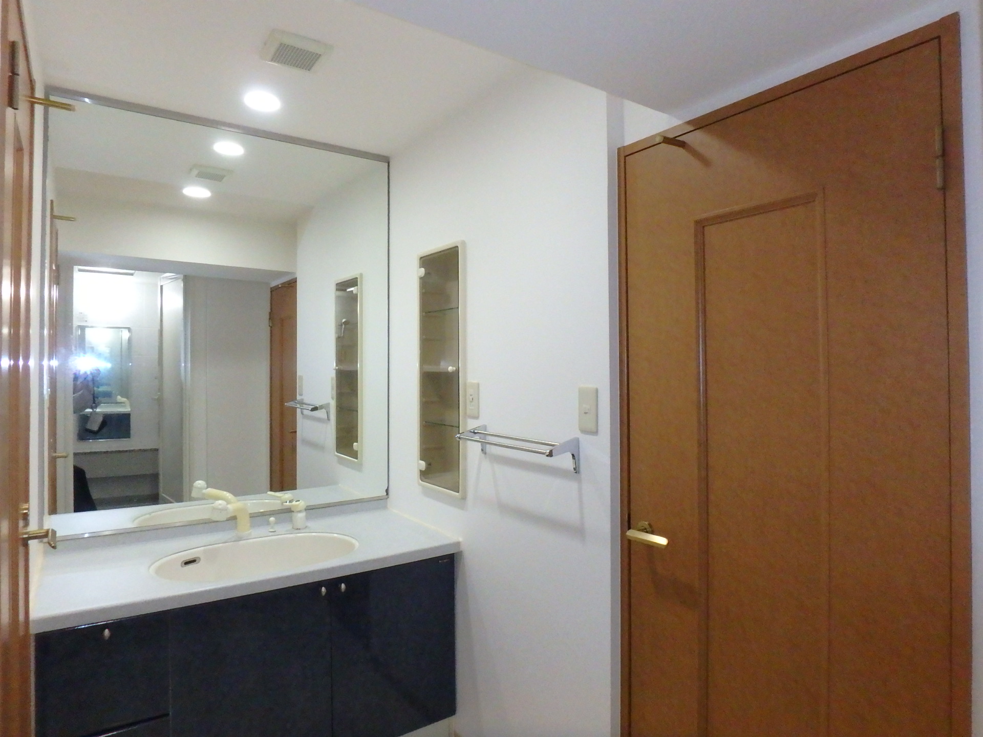 洗面設備　全面鏡張りの洗面化粧台