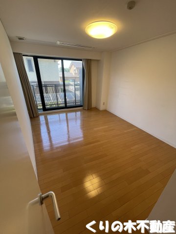その他部屋・スペース　開放的な寝室です