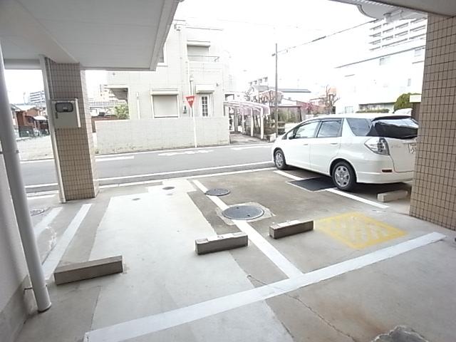 【サンコートにしびの駐車場】