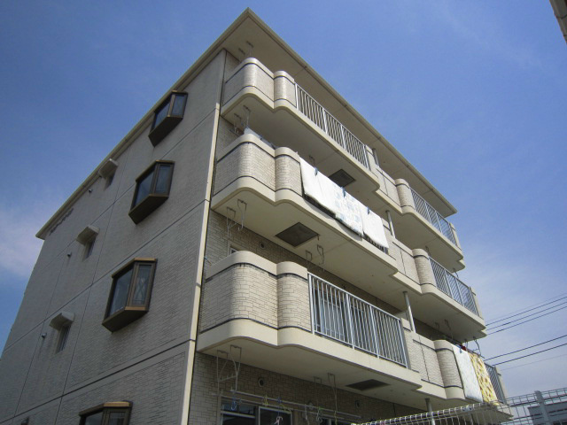 小田原市成田のマンションの建物外観