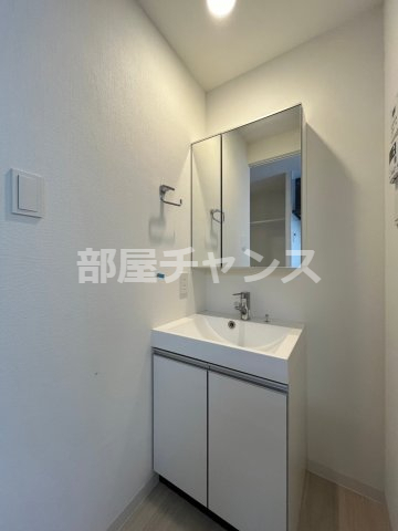 洗面設備　明るい洗面所です