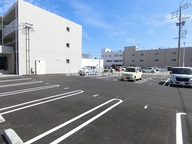 【津市大門のマンションの駐車場】