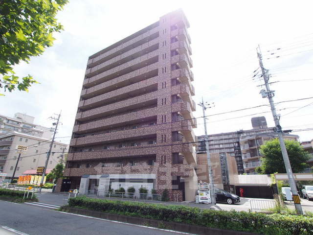 京都市右京区梅津南広町のマンションの建物外観