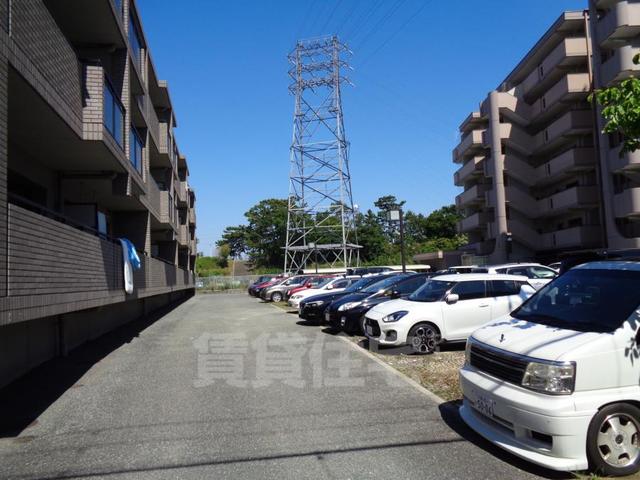 【豊中市稲津町のマンションの駐車場】