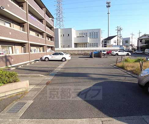 【乙訓郡大山崎町字下植野のマンションの駐車場】