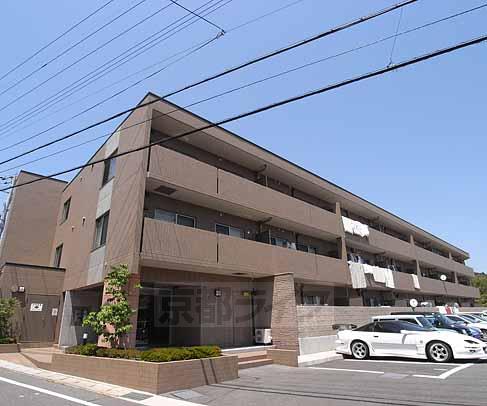 京都市伏見区桃山町遠山のマンションの建物外観