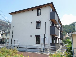 【広島市安佐北区三入のアパートの建物外観】