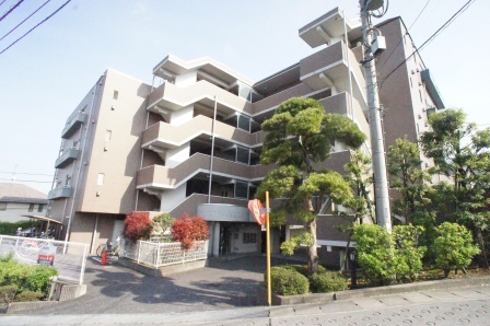 【川崎市多摩区西生田のマンションの建物外観】