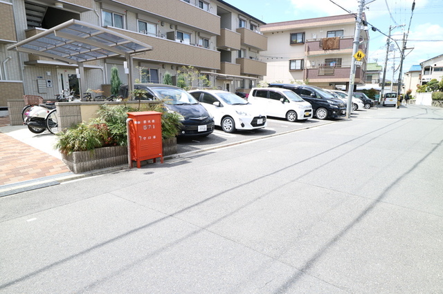 【シオン・ヴィラージュの駐車場】