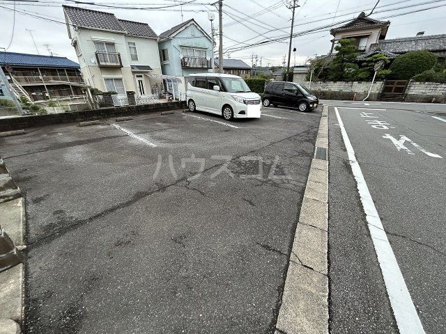 【岡崎市美合町のアパートの駐車場】