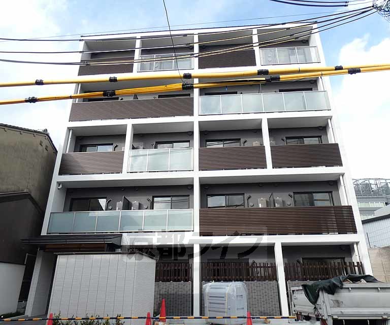 京都市下京区西七条西八反田町のマンションの建物外観