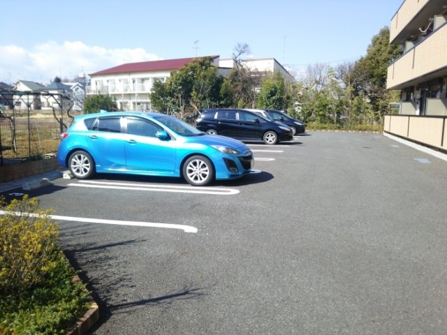 【町田市三輪町のアパートの駐車場】