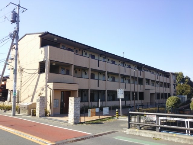 【町田市三輪町のアパートの建物外観】