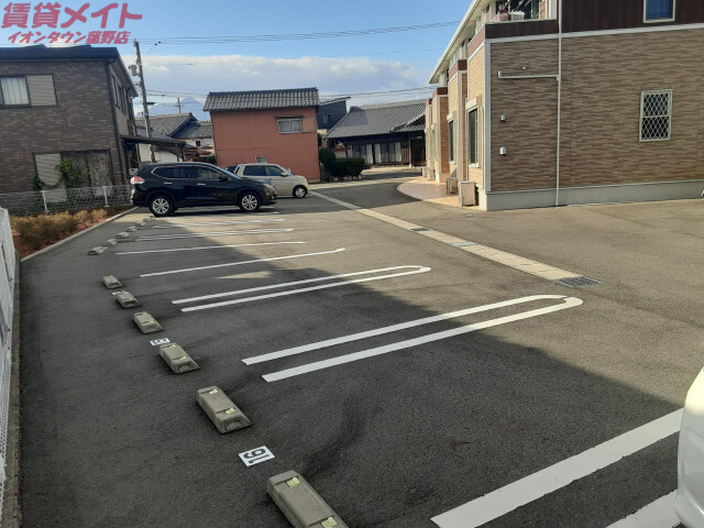 【四日市市智積町のアパートの駐車場】