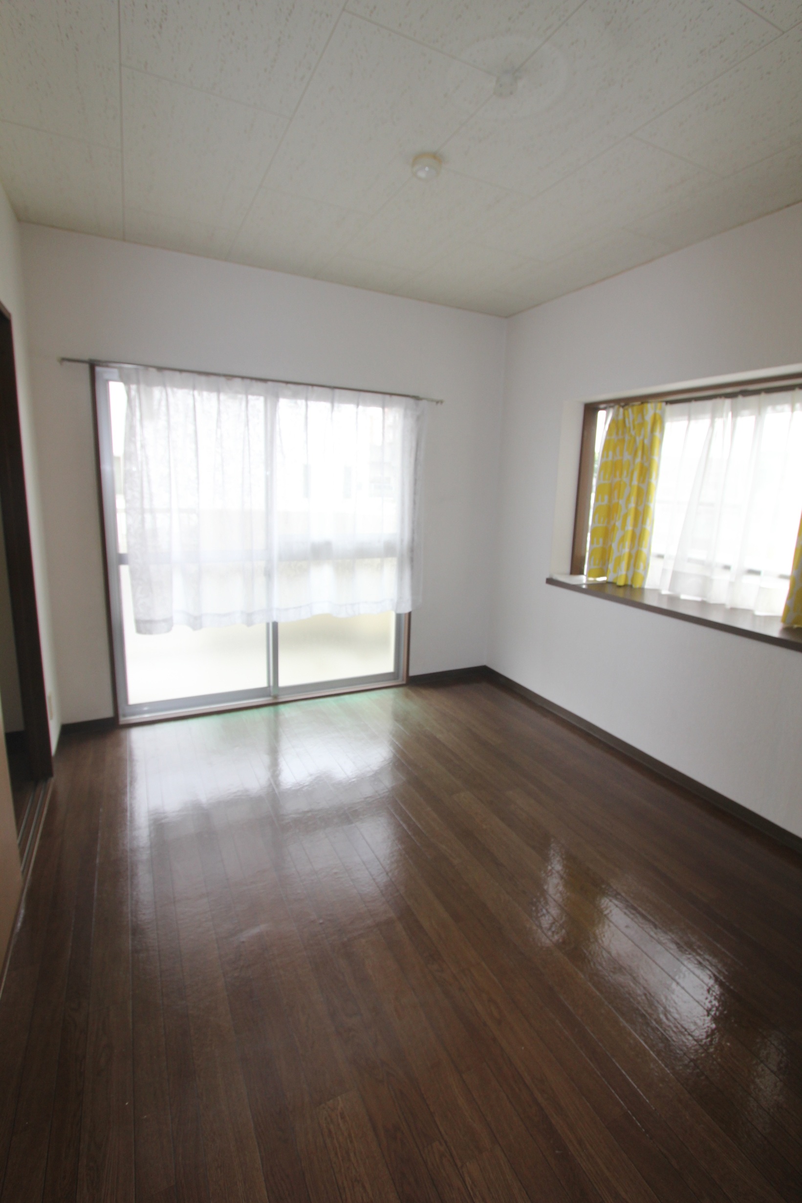 居室・リビング　２面採光　出窓のある角部屋