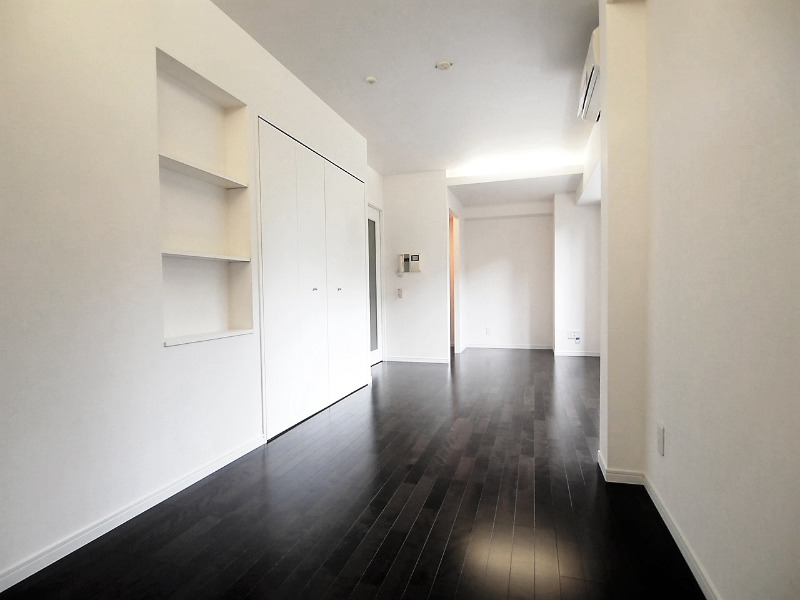 居室・リビング　９．８帖フローリング張りの居室