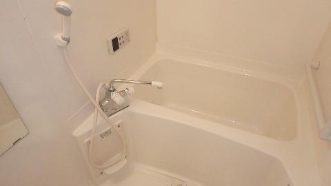 バス・シャワールーム　時間が違っても安心の追い焚き機能付♪（イメージ）