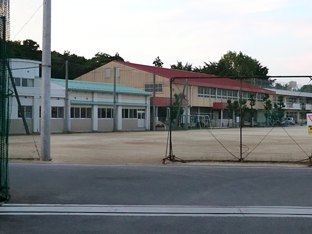 中学校　土中学校（中学校）まで734m