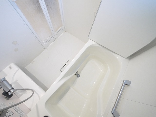 バス・シャワールーム　コンパクトで使いやすいお風呂です