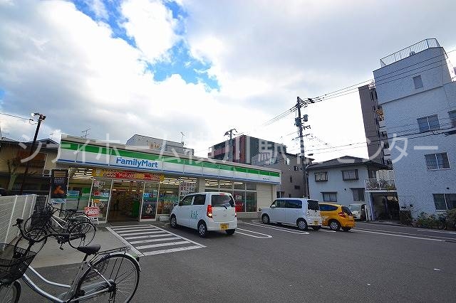 コンビニ　ファミリーマート楠木町三丁目店（コンビニ）まで221m