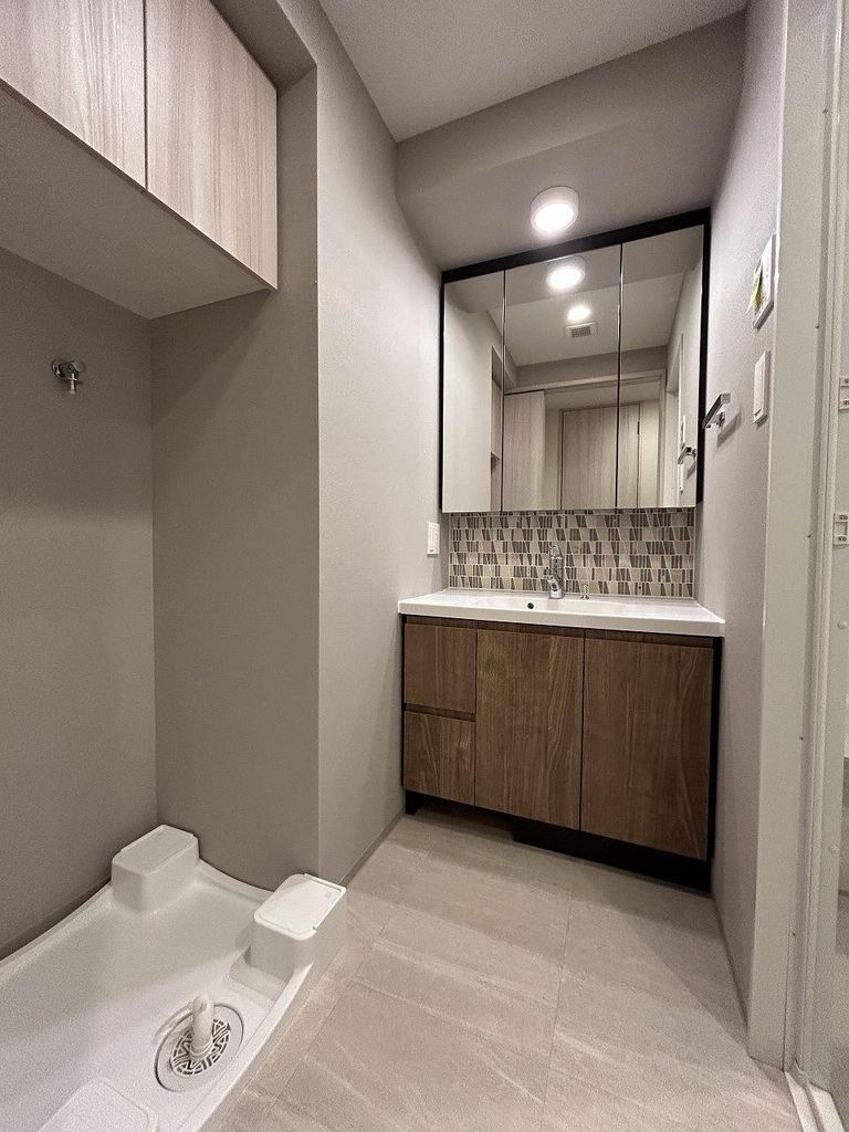 洗面設備　三面鏡裏面収納付き洗面化粧台