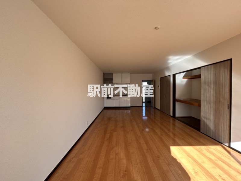 居室・リビング　東側に窓あり！！