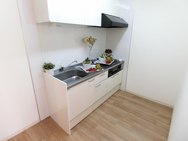 キッチン　3口ガスコンロのシステムキッチンでお料理が捗ります※モデルル