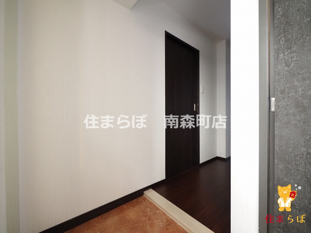 玄関　「気になったら、LINEで気軽に相談できますよ。」