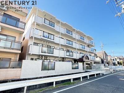 建物外観　敷地内に駐車場があります♪