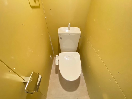 トイレ　※改装中の写真です。