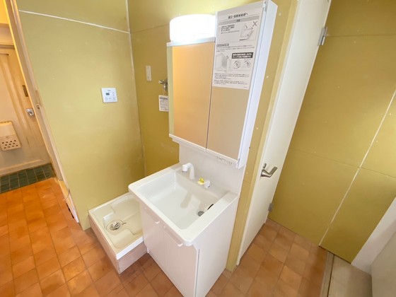 洗面設備　※改装中の写真です。