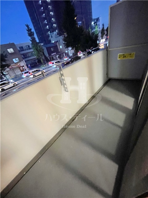 バルコニー　暖かな日差しのふりそそぐバルコニー