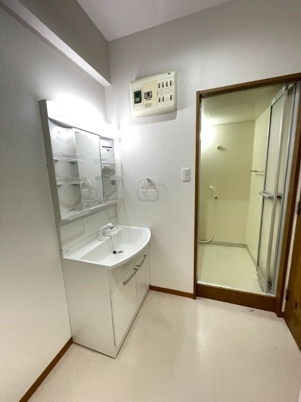 洗面設備　使いやすい独立洗面台です