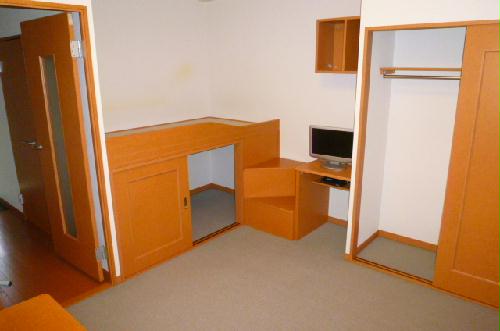 居室・リビング　1Fフローリング、2Fジュータン敷き