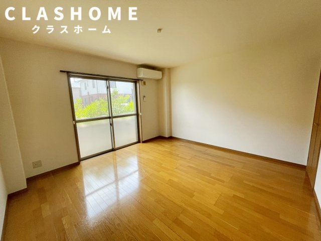 居室・リビング　同物件の別部屋になります。