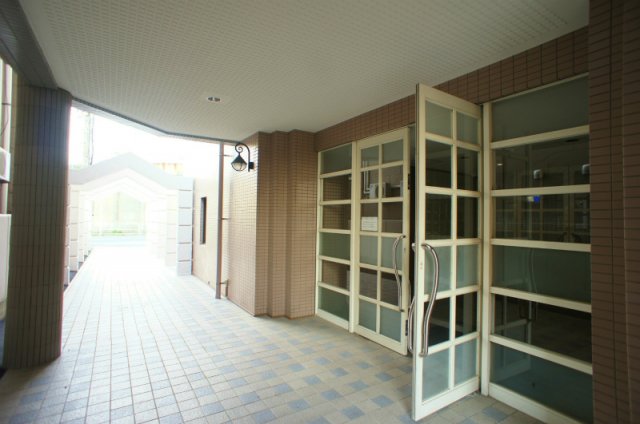 エントランス　落ち着いたエントランスです