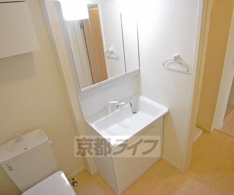 洗面設備　独立洗面台付きです。