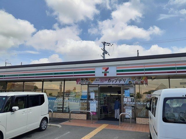 コンビニ　セブンイレブン様（コンビニ）まで700m