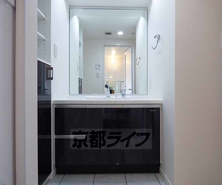 洗面設備　大きな洗面台です。