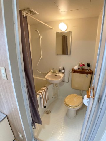 バス・シャワールーム　便座・シャワーカーテン・トイレットホルダー(スマホ置き）新設